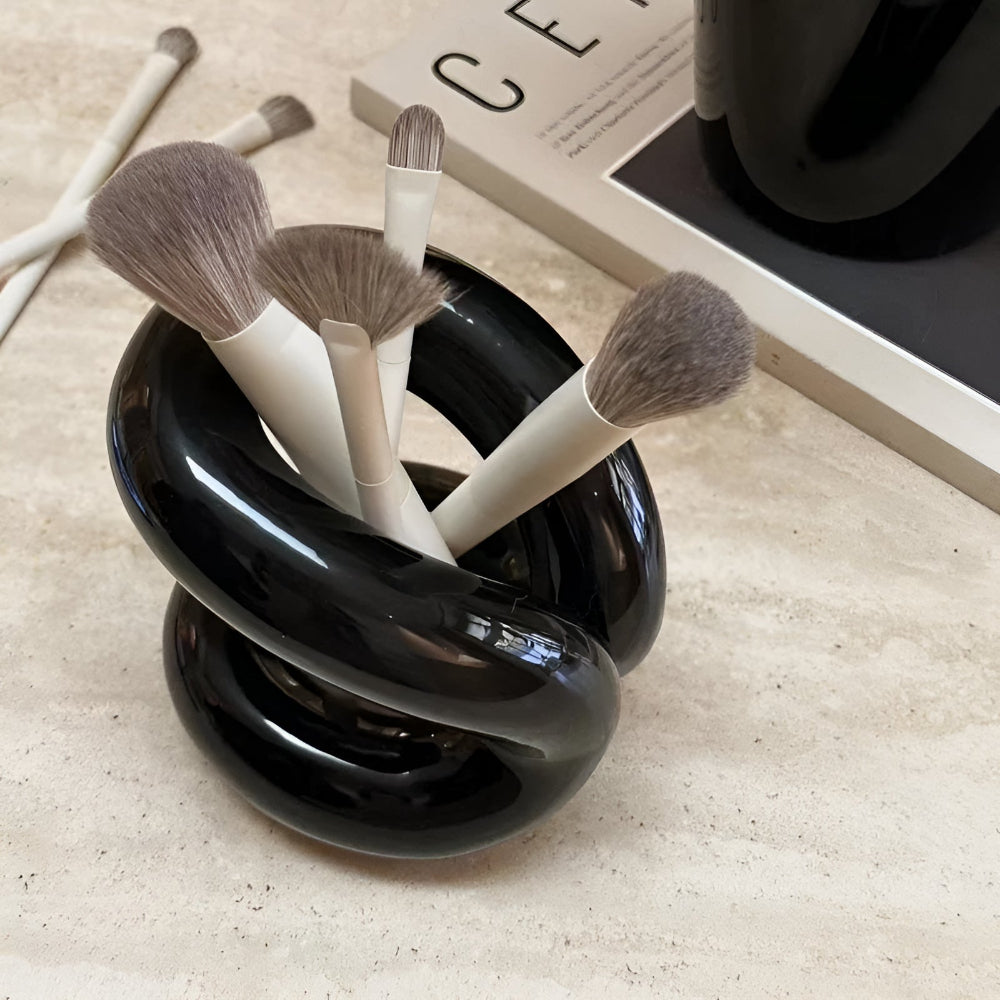 Knot-Shaped Ceramic Brush Holder – image 8