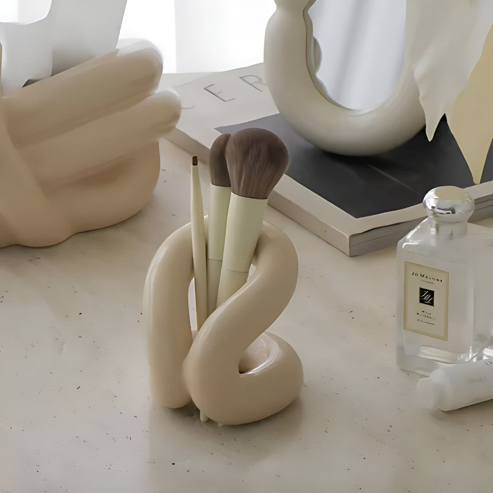 Knot-Shaped Ceramic Brush Holder – image 9