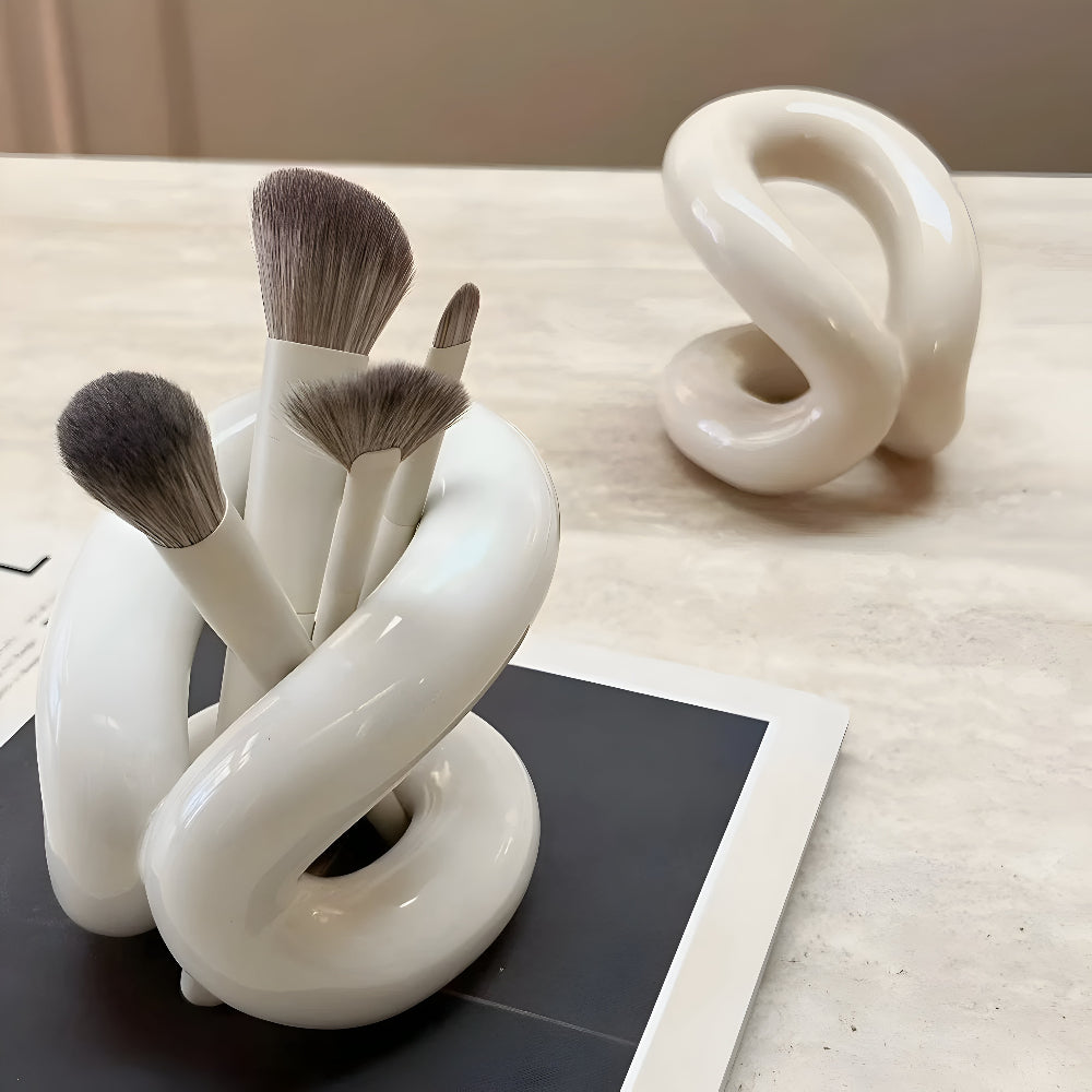 Knot-Shaped Ceramic Brush Holder – image 1