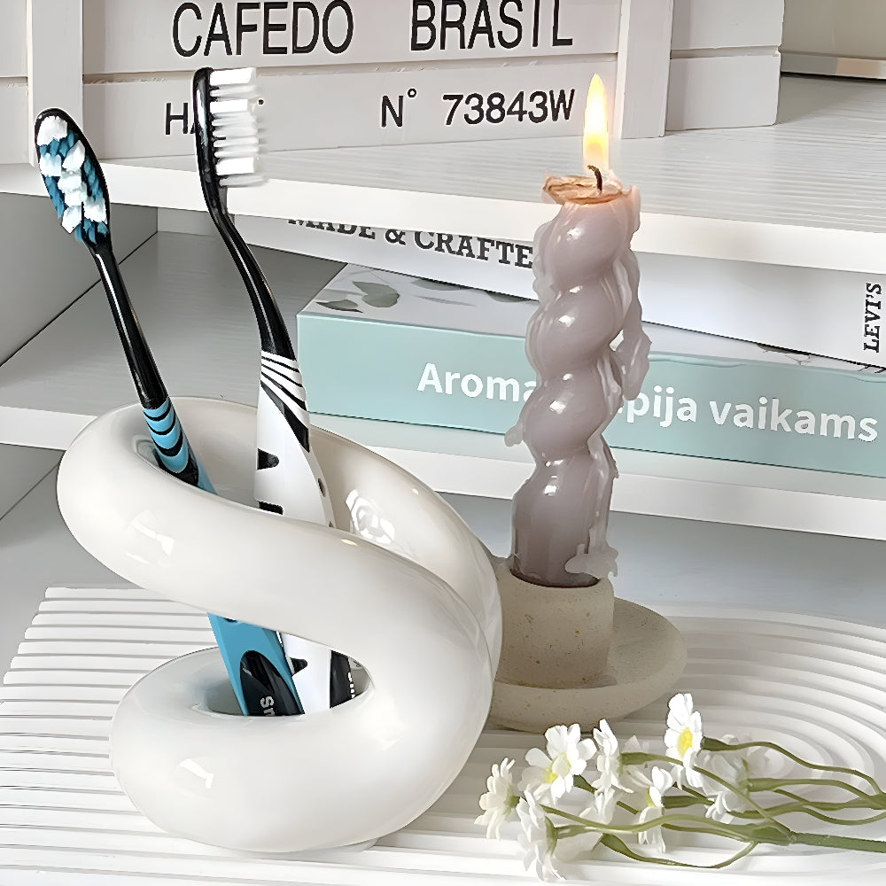 Knot-Shaped Ceramic Brush Holder – image 4