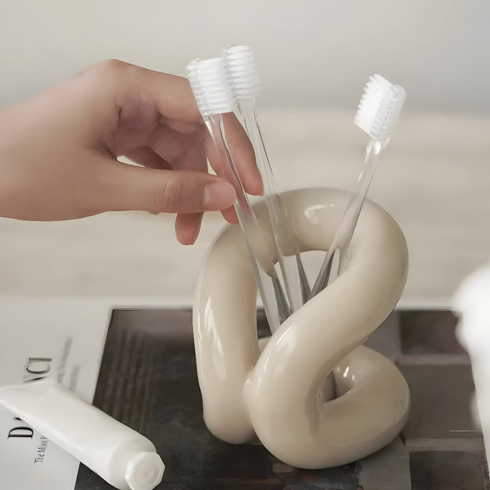 Knot-Shaped Ceramic Brush Holder – image 3