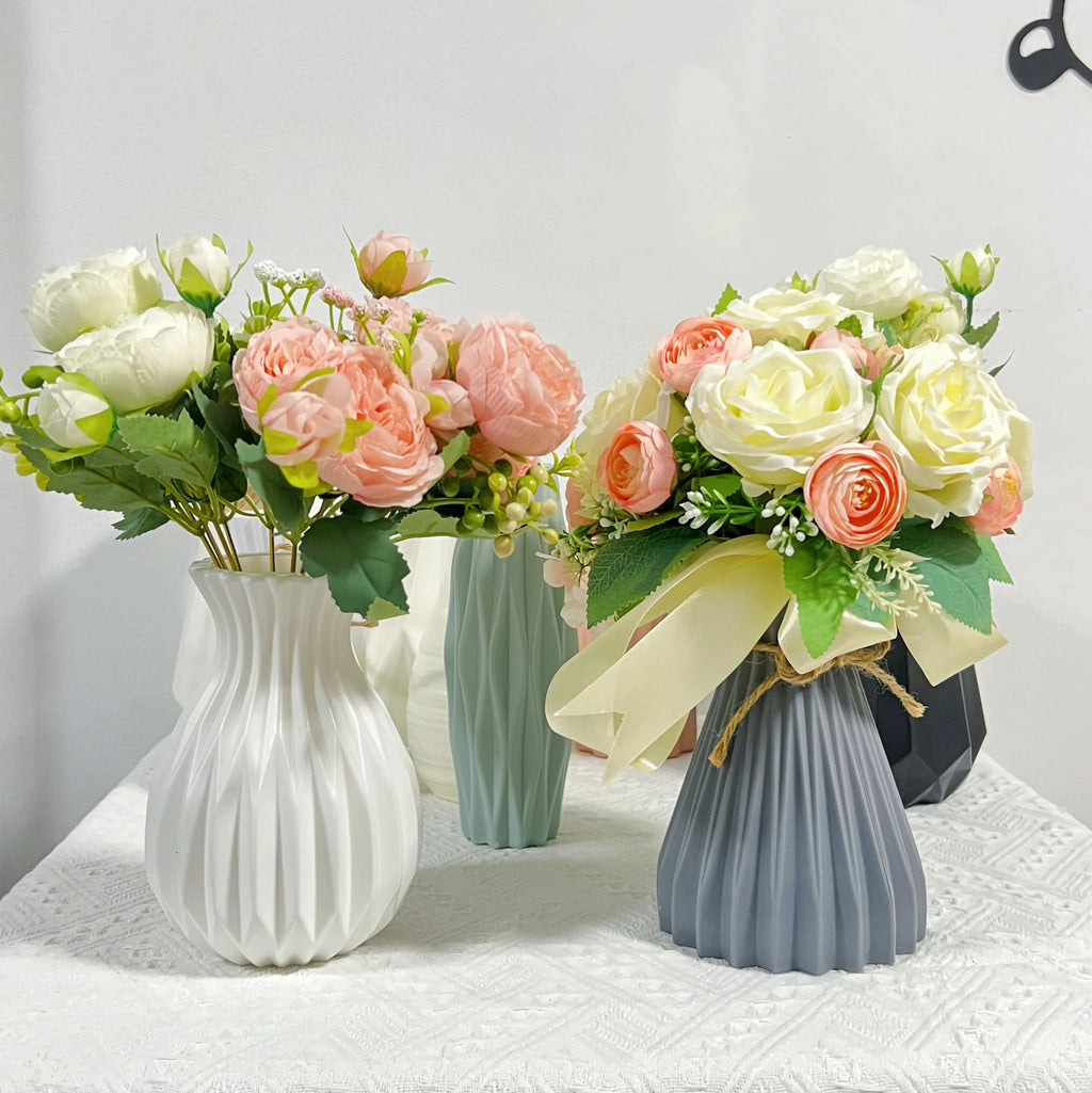 Small Fluted Plastic Flower Vase, 10 cm